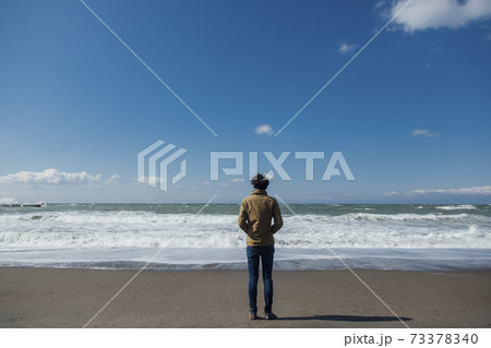 砂浜に立つ男性の後姿 砂浜に立つ男性の後姿 73378340