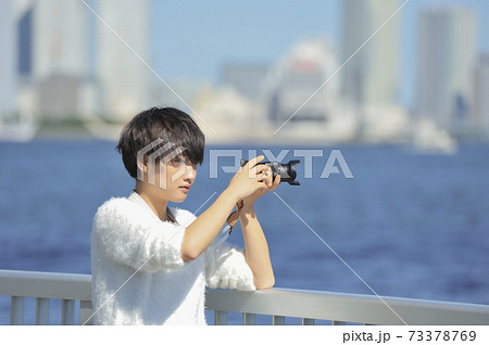 東京湾でデジタルカメラを構える女性 東京湾でデジタルカメラを構える女性 73378769