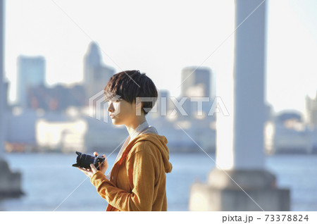 東京湾をバックにデジタルカメラを持つ女性 東京湾をバックにデジタルカメラを持つ女性 73378824