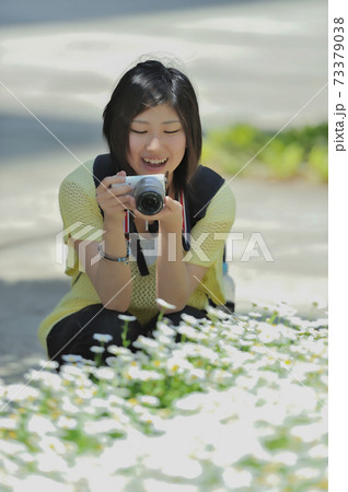 カメラを構える女性 73379038