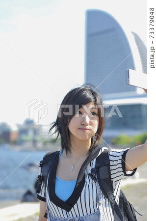 スマートフォンで写真を撮る女性 スマートフォンで写真を撮る女性 73379048