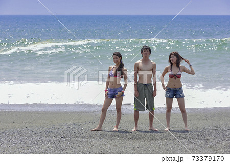 海辺の若者3人の写真素材