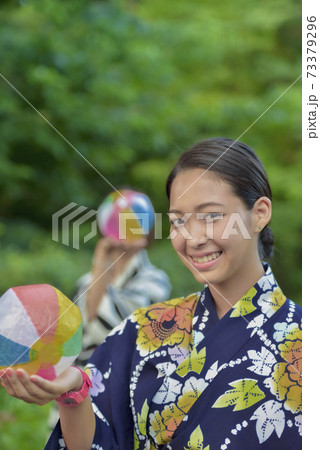 紙風船で遊ぶ浴衣姿の女性2人 紙風船で遊ぶ浴衣姿の女性2人 73379296