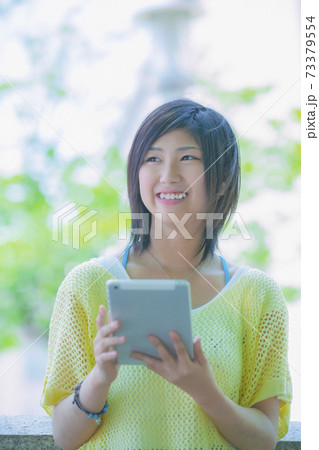 タブレットPCを持つ女性 73379554