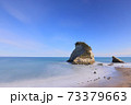 冬晴れの夫婦岩 73379663