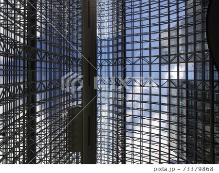 京都駅ビルの天井と青空 京都駅ビルの天井と青空 73379868