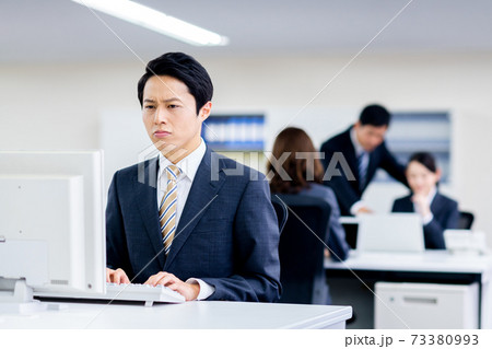 オフィスのパソコンで悩むビジネスマン 73380993