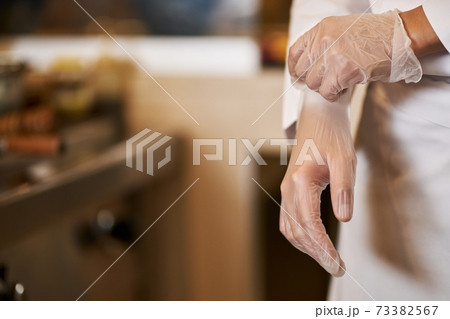 Using latex-free gloves in food preparation is essential 73382567