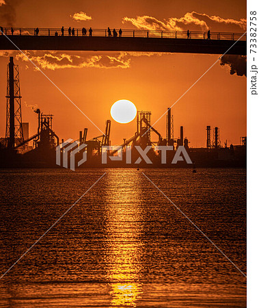 木更津の夕日に染まる工業地帯の写真素材 [73382758] - PIXTA