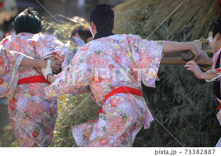 竹みこしを押す若い衆（今尾の左義長の火祭り　岐阜県海津市） 73382887