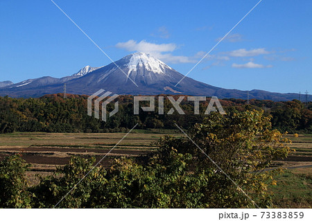 農地と冠雪の山 農地と冠雪の山 73383859
