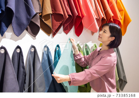 働くインテリアデザイナー 73385168