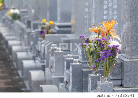 お墓の仏花 ユリの花の写真素材