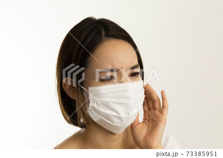 マスク姿の女性/頭痛/風邪の症状/熱の症状/白い服/ マスク姿の女性/頭痛/風邪の症状/熱の症状/白い服/ 73385951
