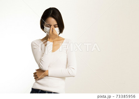 マスク姿の女性/頭痛/風邪の症状/熱の症状/白い服/	 マスク姿の女性/頭痛/風邪の症状/熱の症状/白い服/	 73385956