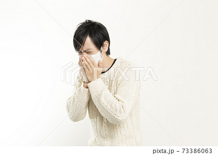 マスク姿の男性/頭痛で頭を抱える/具合が悪い独身男性/ マスク姿の男性/頭痛で頭を抱える/具合が悪い独身男性/ 73386063