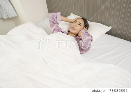 病気で寝込んでいる女性/体調の悪い女性/ベットに寝ている美しい女性 病気で寝込んでいる女性/体調の悪い女性/ベットに寝ている美しい女性 73386392