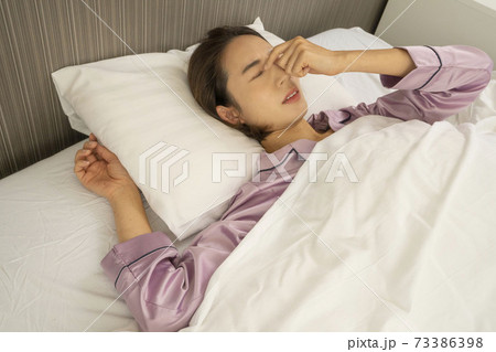 病気で寝込んでいる女性/体調の悪い女性/ベットに寝ている美しい女性 病気で寝込んでいる女性/体調の悪い女性/ベットに寝ている美しい女性 73386398