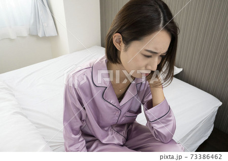 病気で寝込んでいる女性/体調の悪い女性/ベットに寝ている美しい女性/ベッドに座っている美人 病気で寝込んでいる女性/体調の悪い女性/ベットに寝ている美しい女性/ベッドに座っている美人 73386462