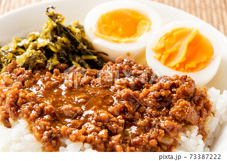 魯肉飯(ルーローハン)。ゆで卵・高菜入り。 魯肉飯(ルーローハン)。ゆで卵・高菜入り。 73387222