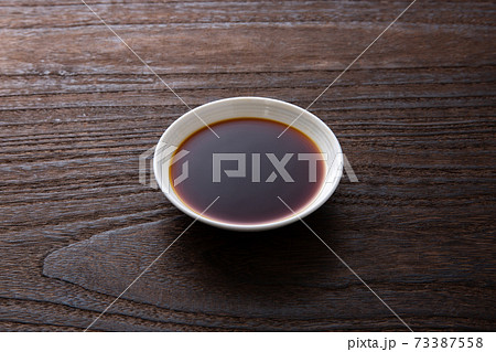 テーブルの上の醤油 73387558