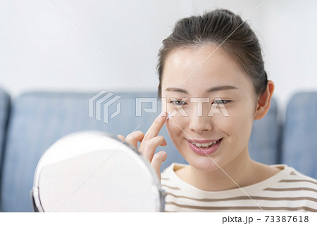 ビューティーイメージ　クリームを塗る若い女性 73387618