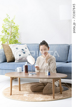 ビューティーイメージ クリームを塗る若い女性 ビューティーイメージ クリームを塗る若い女性 73387645