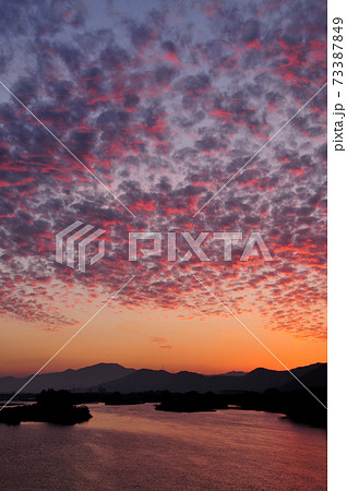 早朝、田井ノ瀬橋近くから紀ノ川・龍門山を望む 73387849