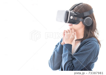 ヘッドマウントディスプレイを付けて仮想現実（VR）を楽しむ女性 73387981