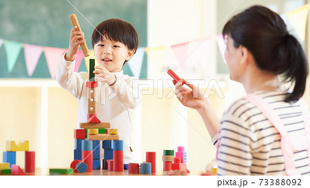 積み木で遊ぶ幼い男の子 73388092