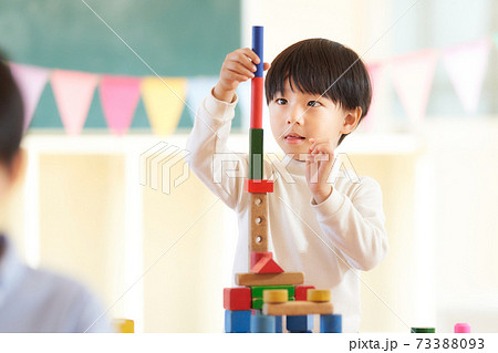 積み木で遊ぶ幼い男の子 73388093