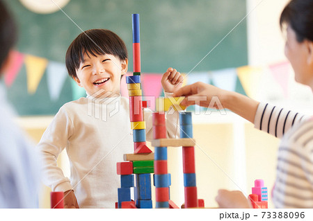 積み木で遊ぶ幼い男の子 73388096