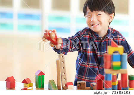 積み木で遊ぶ幼い男の子 積み木で遊ぶ幼い男の子 73388103