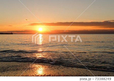 神奈川県逗子海岸の夕日 73388249