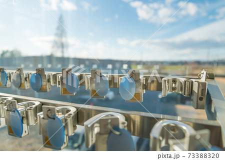 並んでいる鍵と青空 並んでいる鍵と青空 73388320