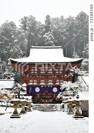 雪が降る、丹生都比売神社の楼門 雪が降る、丹生都比売神社の楼門 73388389