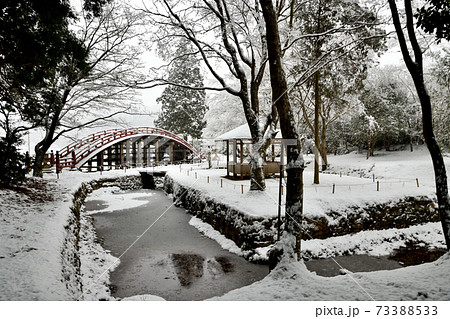 丹生都比売神社　太鼓橋の雪景色 73388533