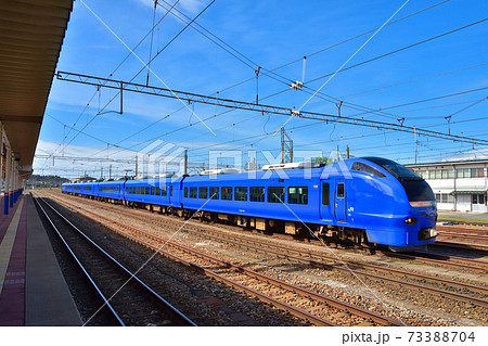 山形 Jr酒田駅に留置中のe653系瑠璃色編成の特急いなほの写真素材