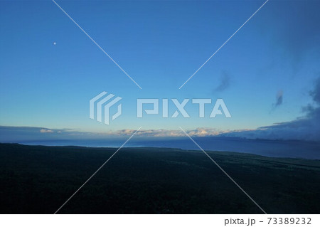 ポン山山頂からの利尻島の海岸線と月 73389232