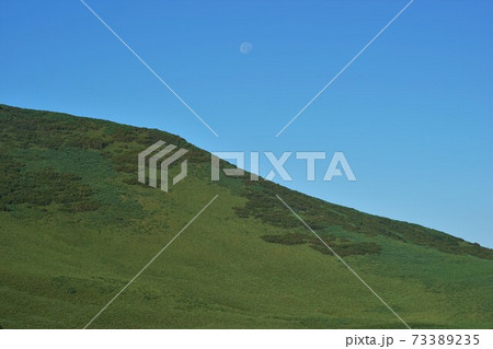 利尻山の山肌と青空と月 73389235