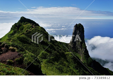 利尻山のローソク岩と本峰 利尻山のローソク岩と本峰 73389812
