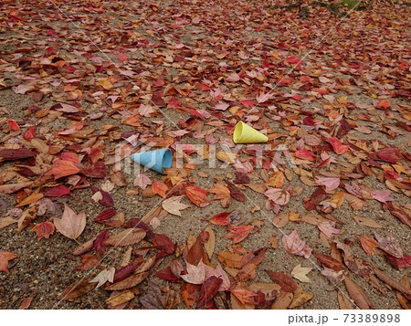公園に忘れられたおもちゃ 公園に忘れられたおもちゃ 73389898