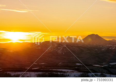 摩周湖展望台から見る阿寒の夕暮れ 73390331