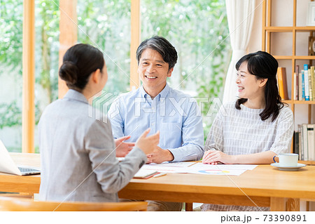 相談するミドルの夫婦 73390891