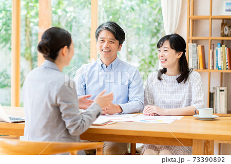 相談するミドルの夫婦 73390892