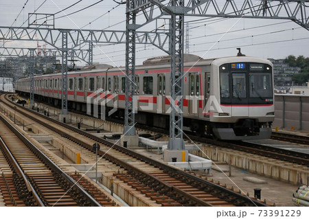 東急東横線、元住吉駅に入線する各駅停車(5050系電車) 東急東横線、元住吉駅に入線する各駅停車(5050系電車) 73391229