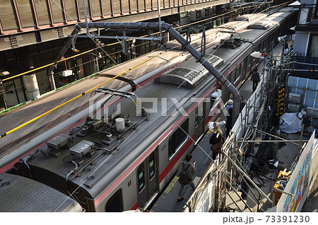 東急東横線、代官山駅に入線する各駅停車（5050系電車） 73391230