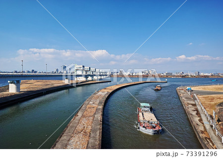 大阪 淀川大堰と毛馬閘門へ進む船 大阪 淀川大堰と毛馬閘門へ進む船 73391296