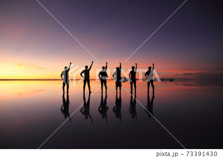 ウユニ塩湖で出会った仲間たちとの友情 ウユニ塩湖で出会った仲間たちとの友情 73391430