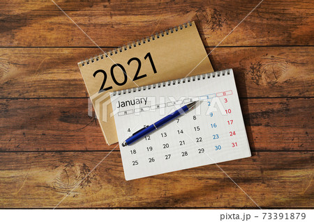 木目机に置かれた2021年カレンダーとスケジュール 73391879